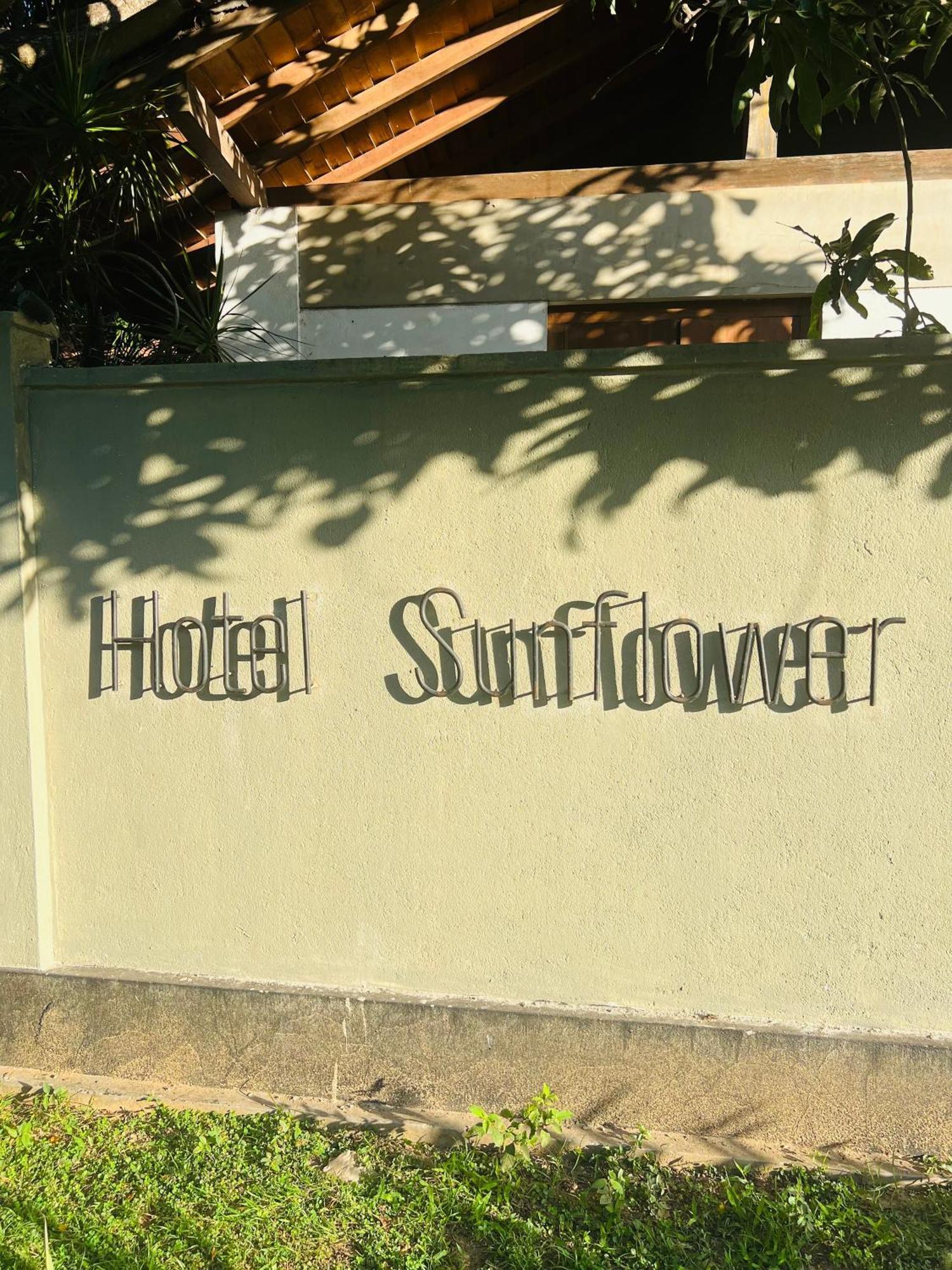 Hotel Sunflower Катарагама Экстерьер фото