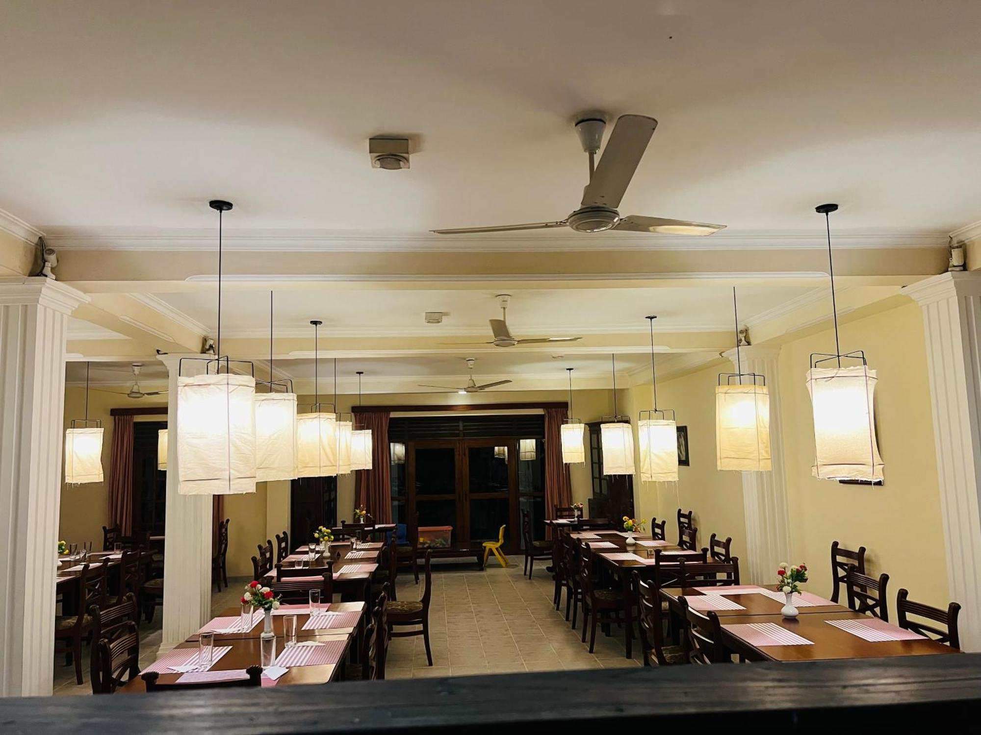 Hotel Sunflower Катарагама Экстерьер фото