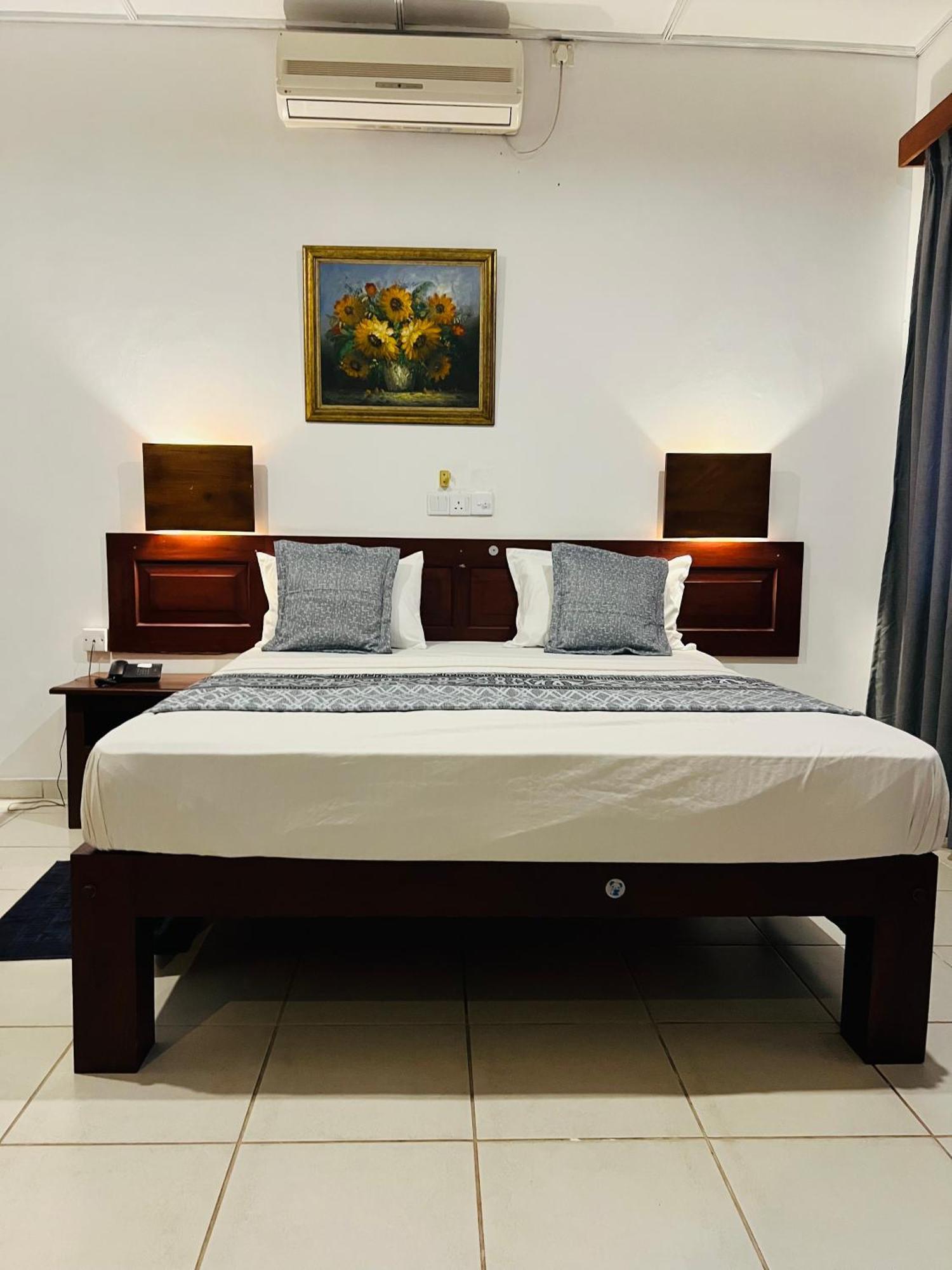 Hotel Sunflower Катарагама Экстерьер фото