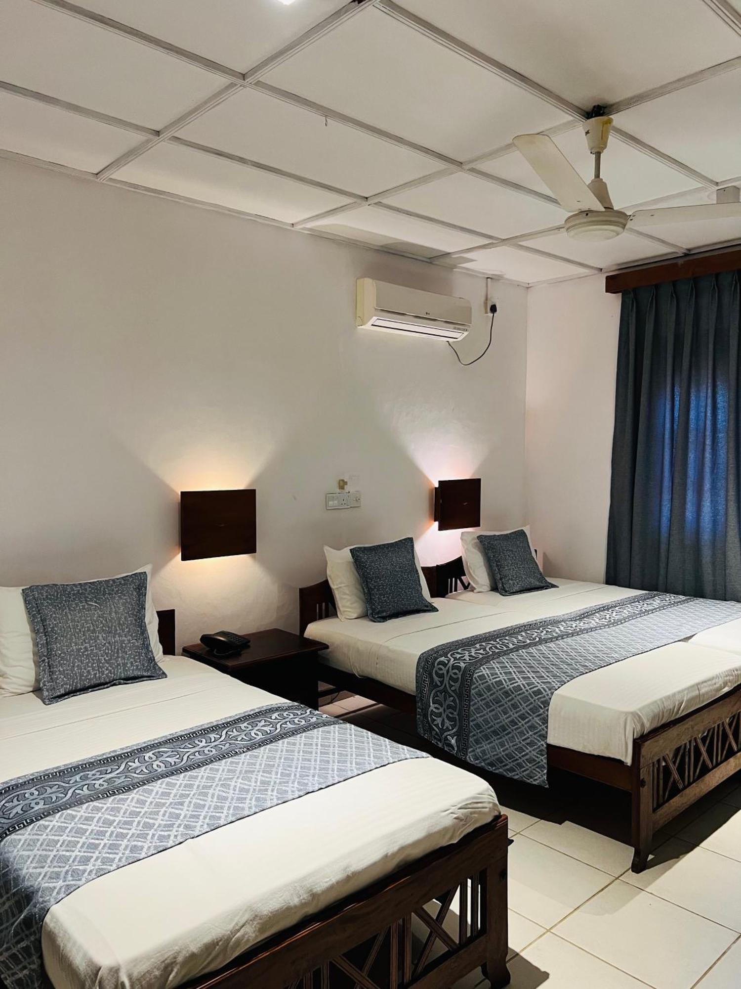 Hotel Sunflower Катарагама Экстерьер фото