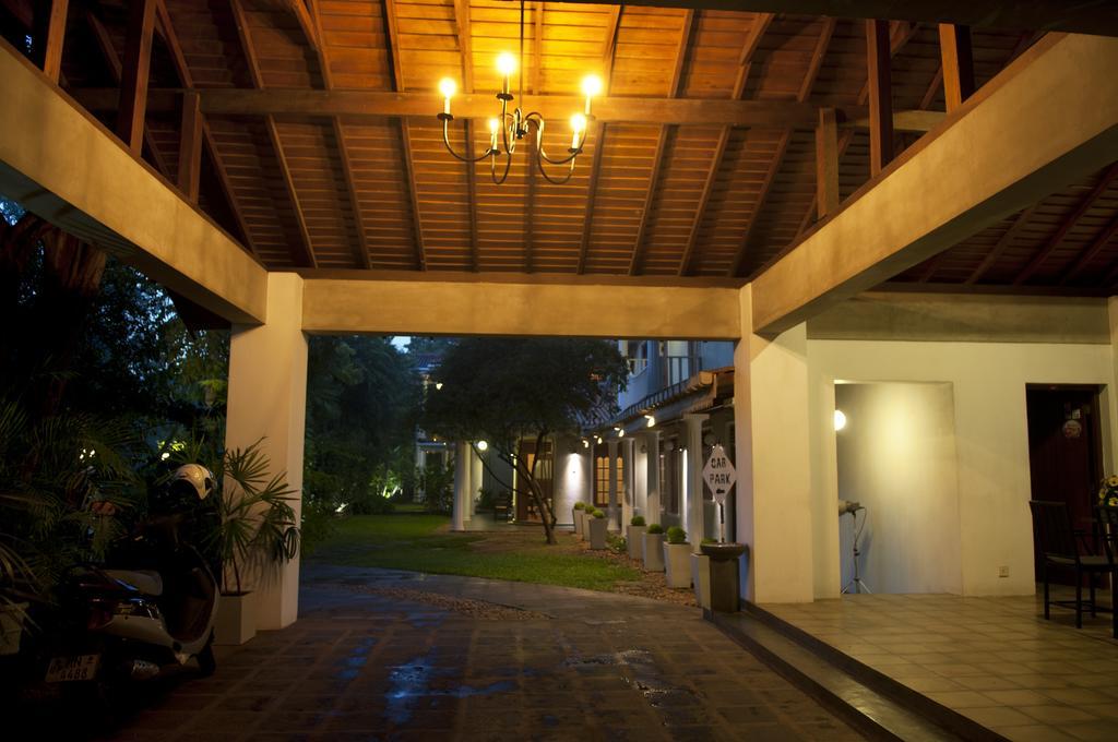 Hotel Sunflower Катарагама Экстерьер фото