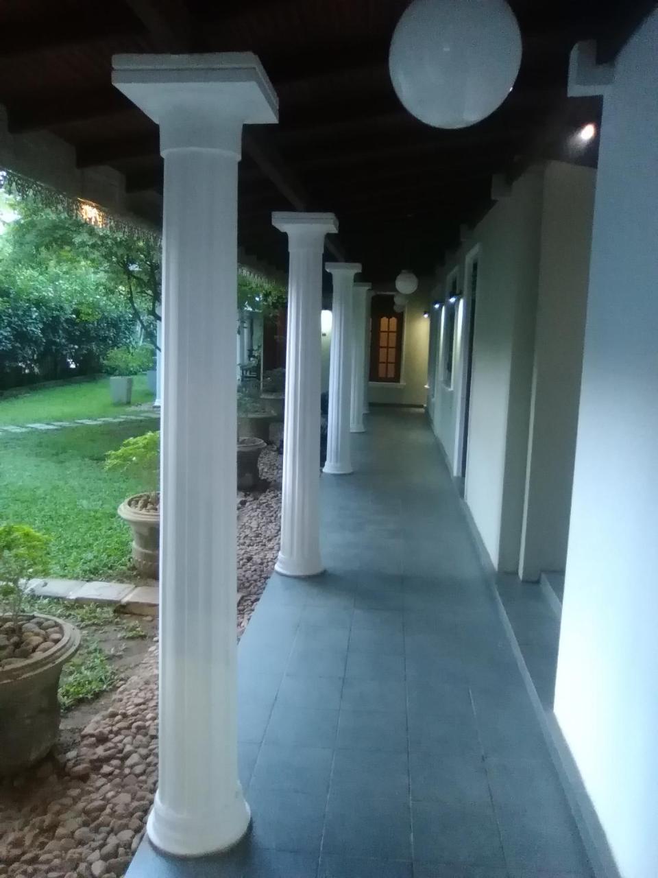 Hotel Sunflower Катарагама Экстерьер фото