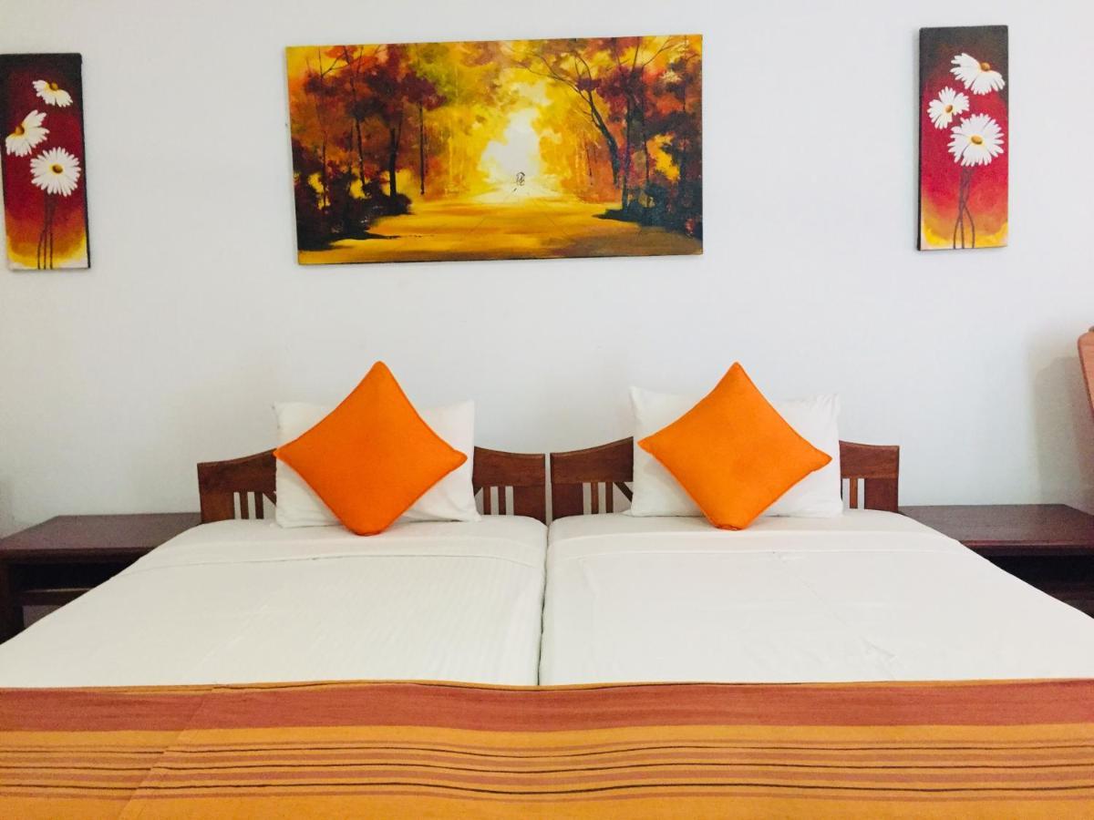 Hotel Sunflower Катарагама Экстерьер фото